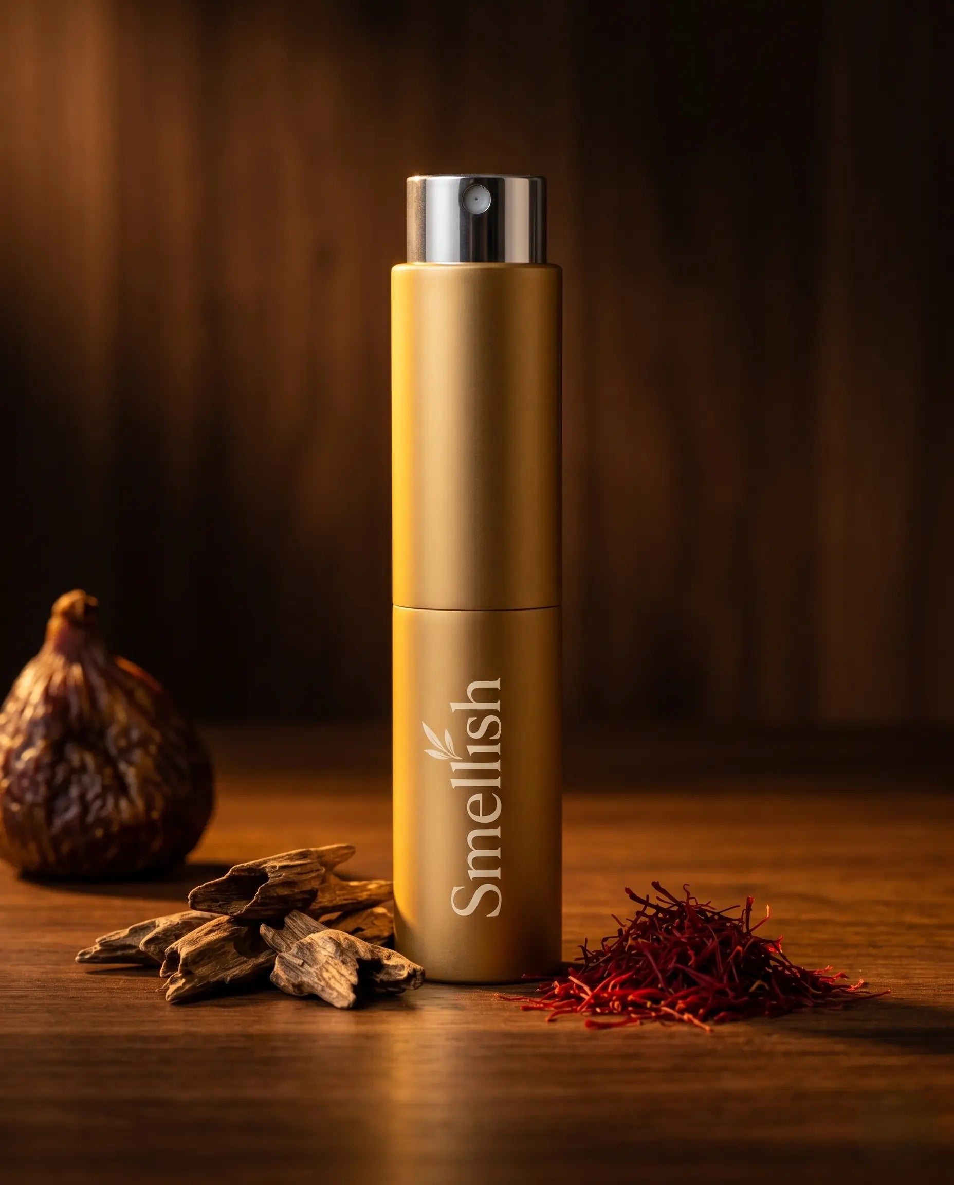 Smellish gouden twist-up parfum op donker marmer met saffraan en oud-chips