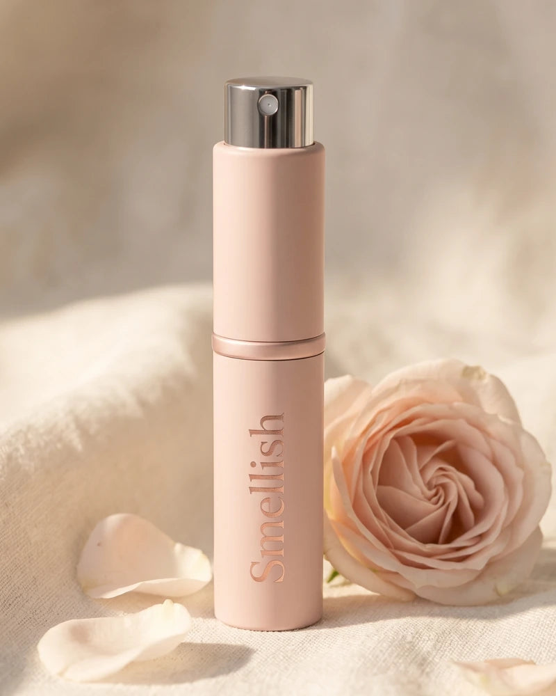 Smellish twist-up parfum in blush-roze op een lichte kaptafel met een roos